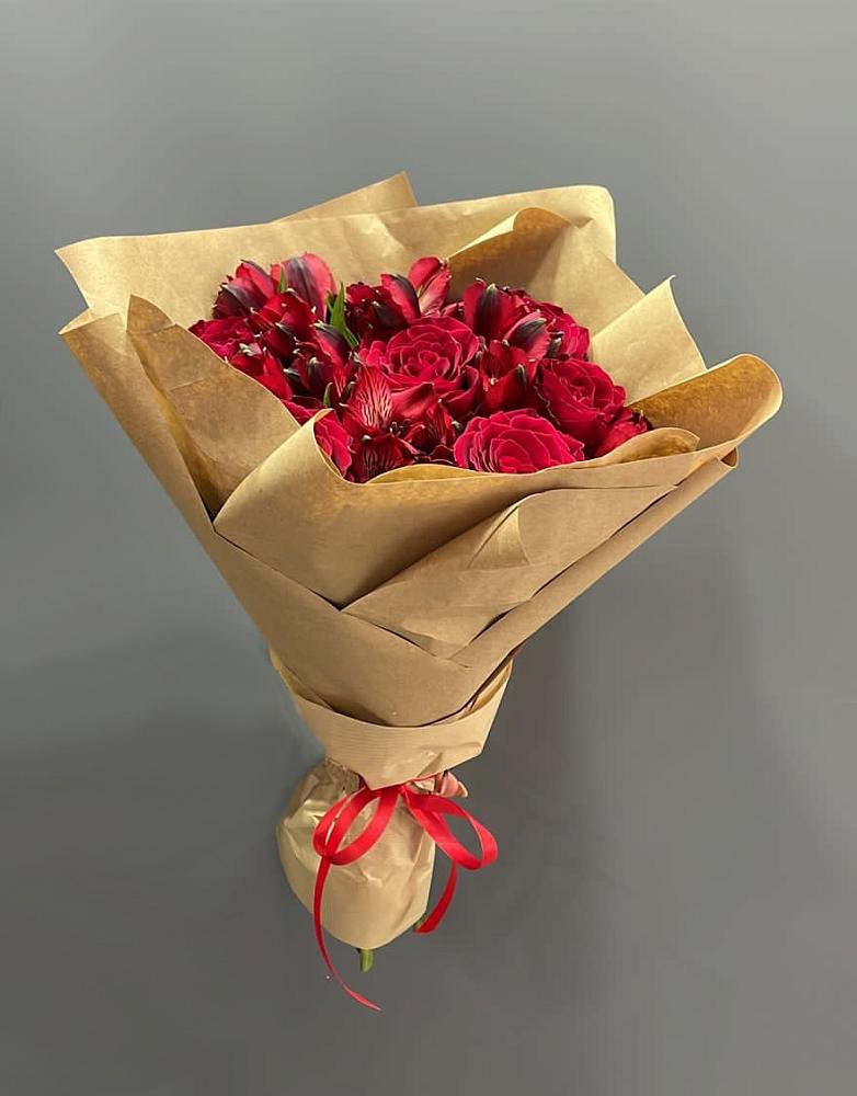 Букет цветов из: Альстромерии и Розы в Заклинье