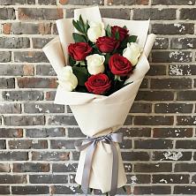 Букет цветов из:  Розы в Заклинье