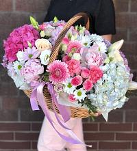 Композиция солнечный день в Заклинье Цветочная композиция из Розы, Хризантемы, Пионы и Лизиантусы в корзине в Заклинье