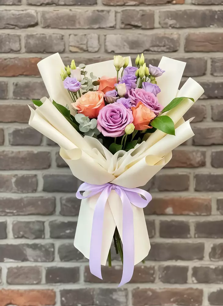 Букет цветов из: Лизиантусы и Розы в Заклинье