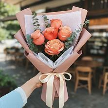 Букет цветов из:  Розы в Заклинье