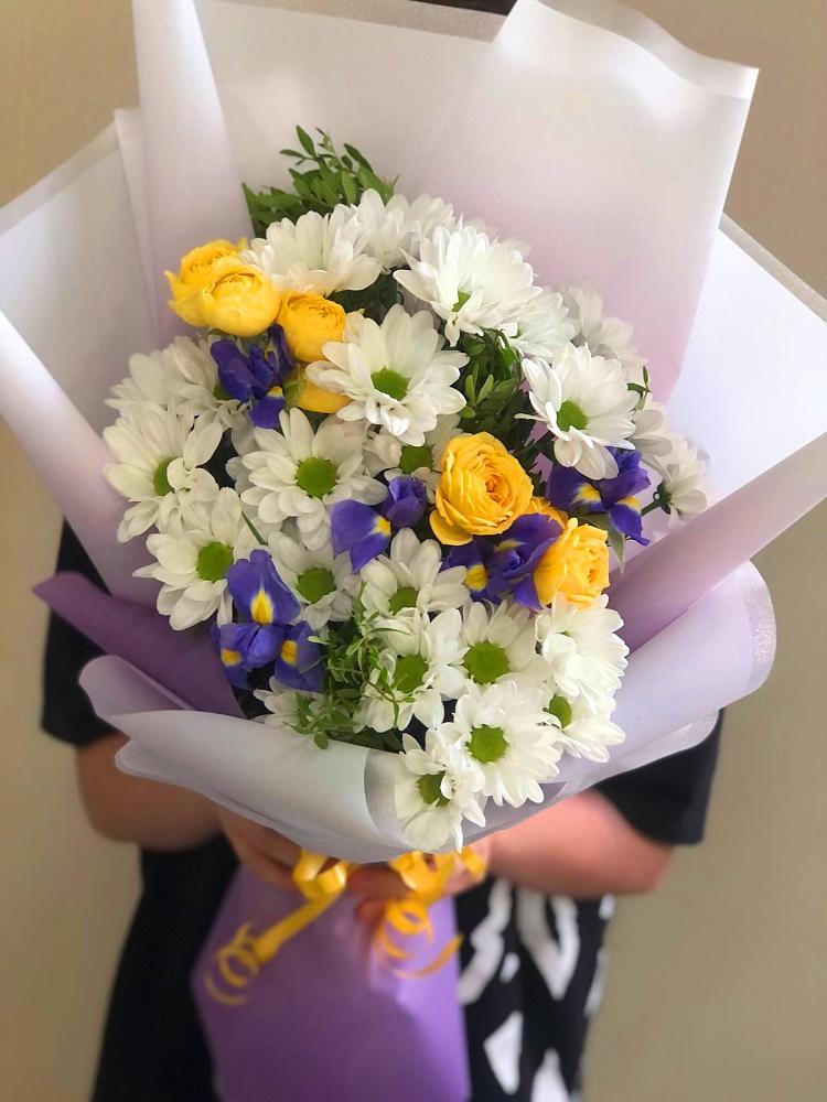 Букет цветов из: Ирисы, Хризантемы и Розы в Заклинье