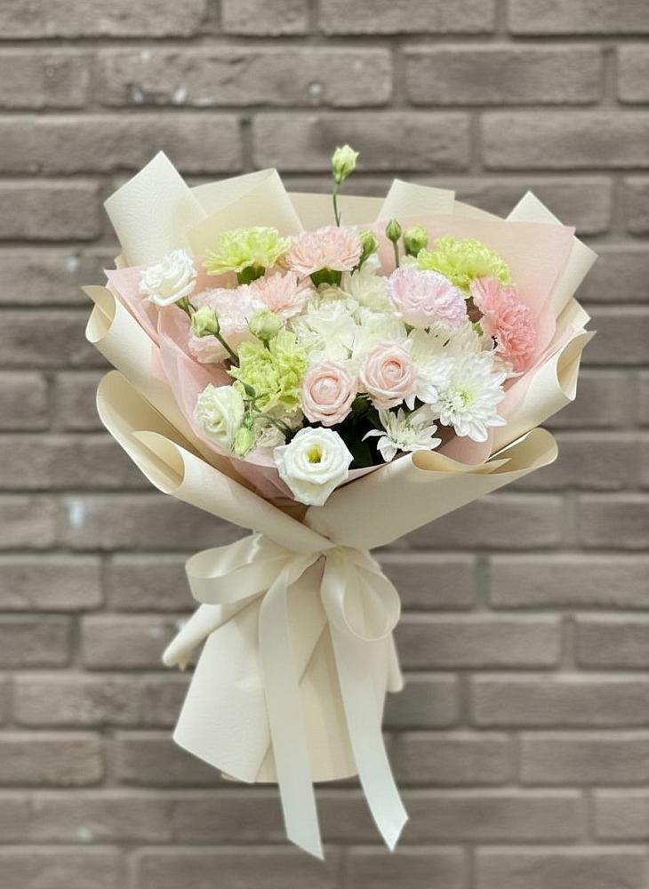 Букет цветов из: Гвоздики, Розы, Лизиантусы и Хризантемы в Заклинье