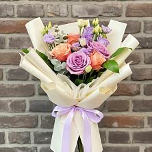 Букет цветов из:  Лизиантусы и Розы в Заклинье