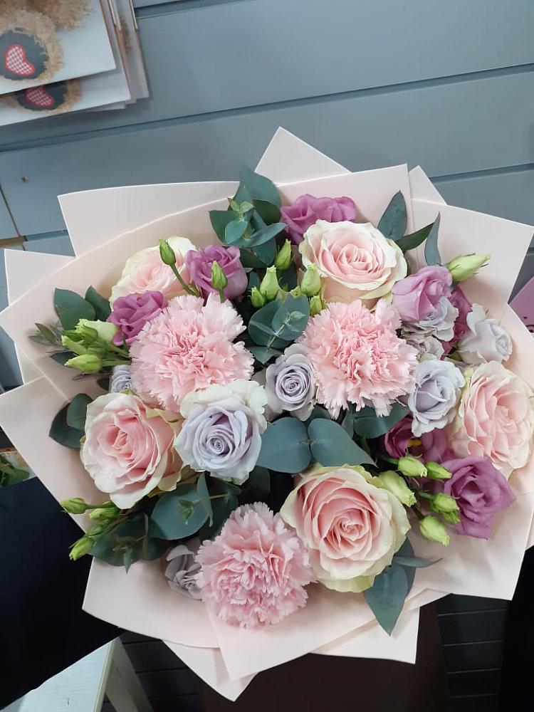 Букет цветов из: Розы, Гвоздики и Лизиантусы в Заклинье