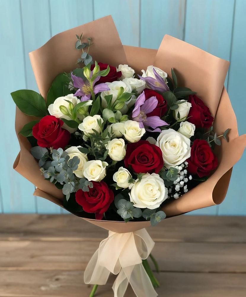 Букет цветов из: Розы и Альстромерии в Заклинье