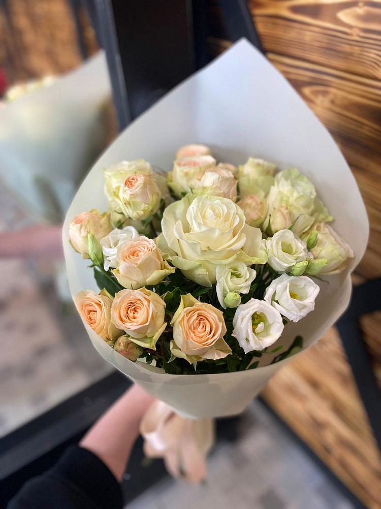 Букет цветов из: Розы и Лизиантусы в Заклинье